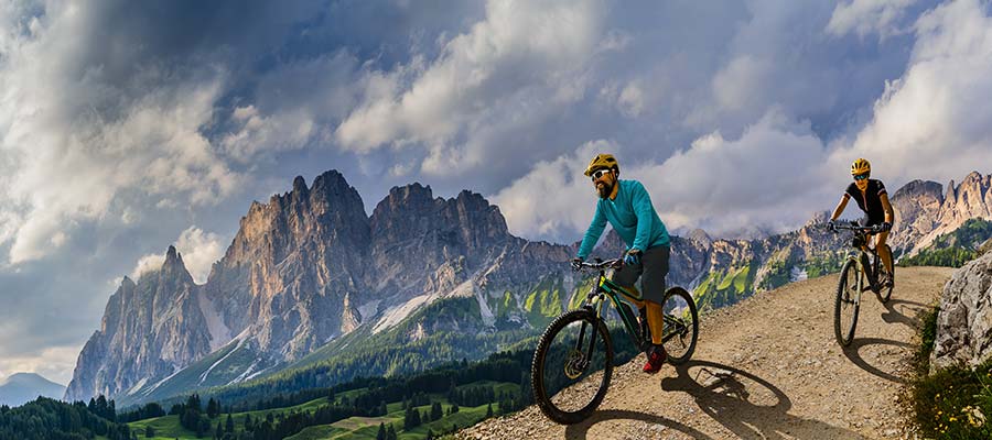 Hombre realizando ciclismo de montaña