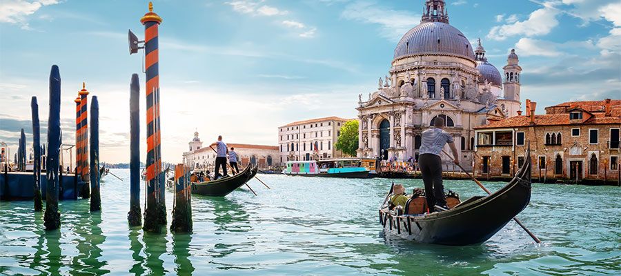 personas navegando en canoa en Italia