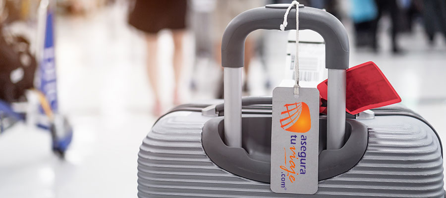 Un equipaje con la etiqueta de aseguratuviaje.com