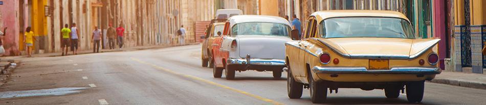 Carros sobre la acera de Cuba