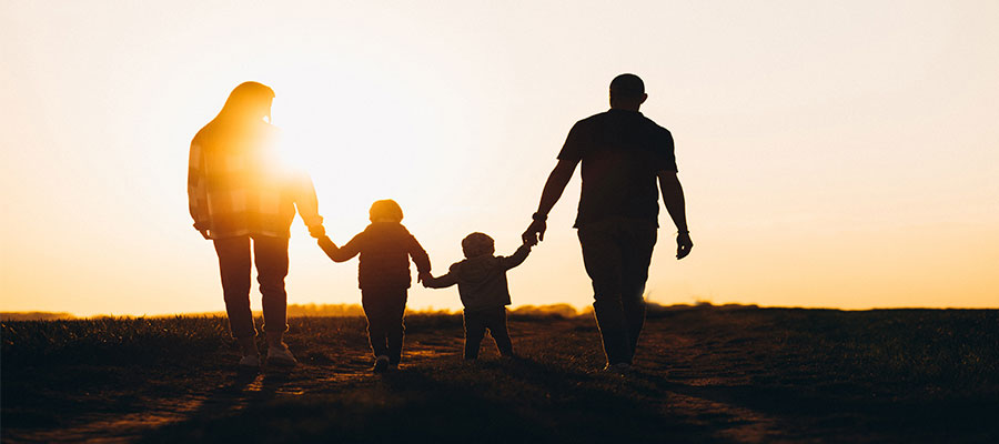 Una familia caminando por el campo